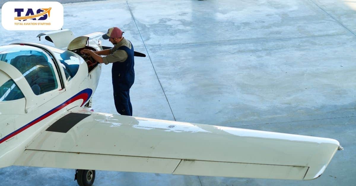 What Does a Flight Mechanic Do and How to Become One